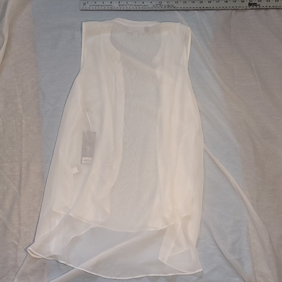 Jennifer Lopez White Sleeveless Top, Size Petite Medium - Picture 2 of 3